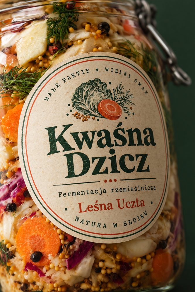 Zbliżenie etykiety Leśnej Uczty
