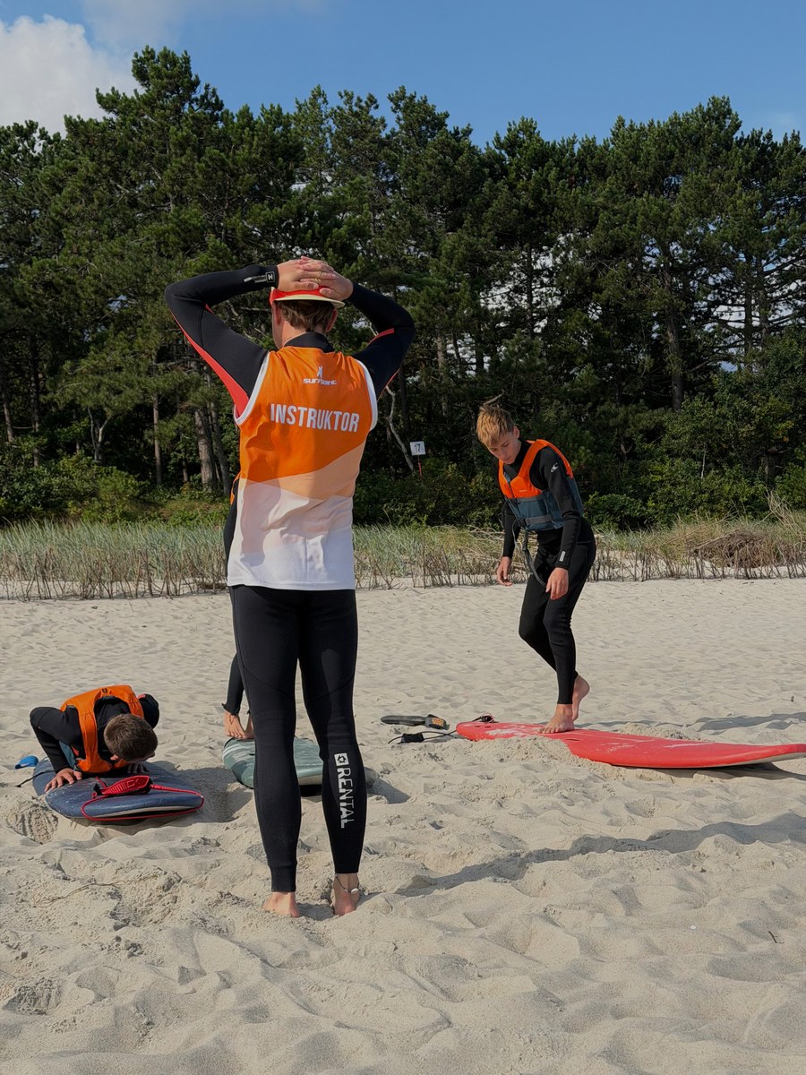 Instruktaż surfingu na plaży